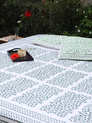 Refreshing Green and White King Size Bed Sheet Set
